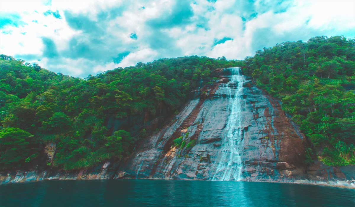 Waterfalls Directly into the Sea: The Natural Wonder of Mursala Island Waterfalls Directly into the Sea: The Natural Wonder of Mursala Island